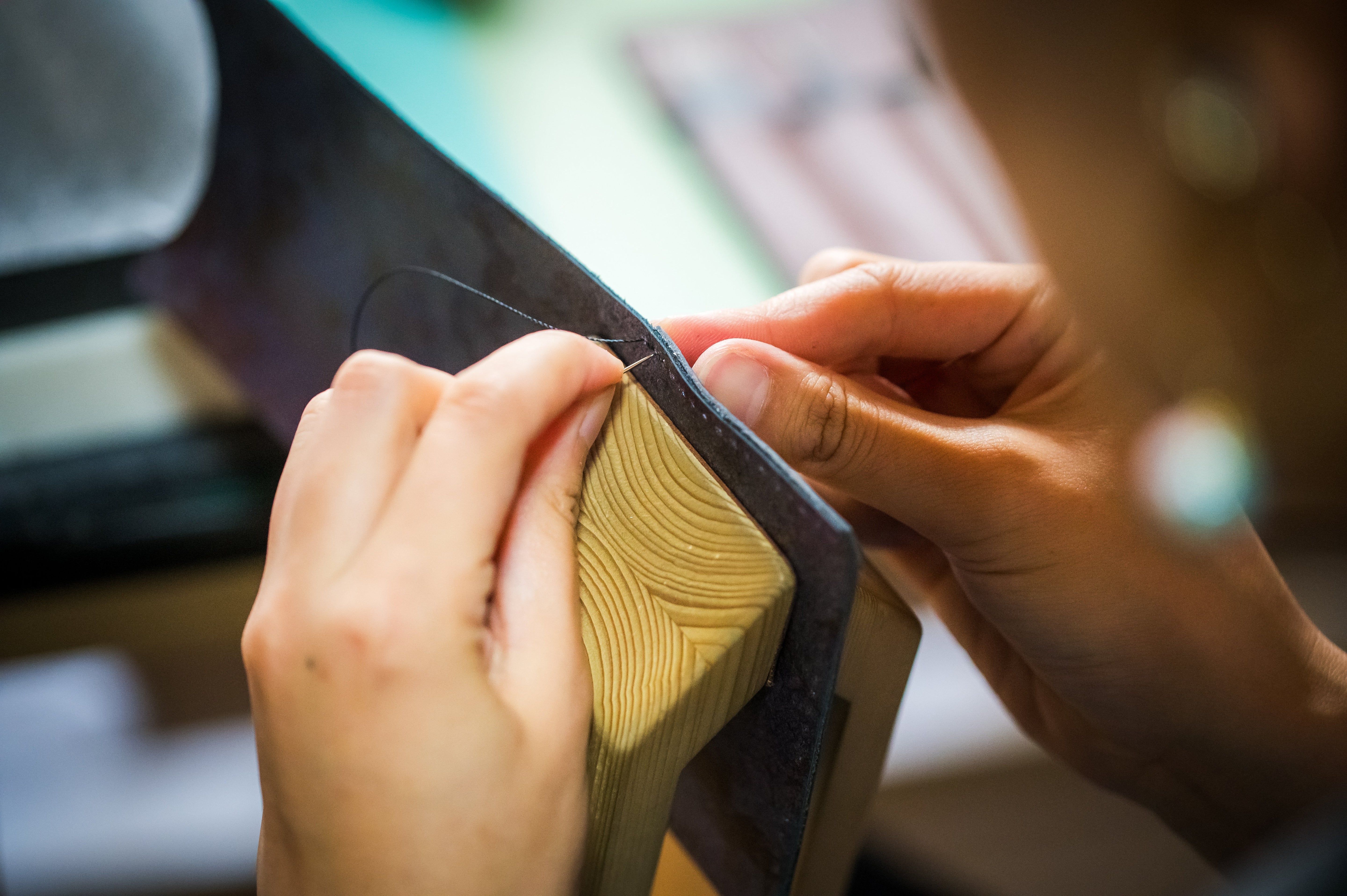手縫いでもミシンでも、革製品の価値は素材だけじゃ決まらない